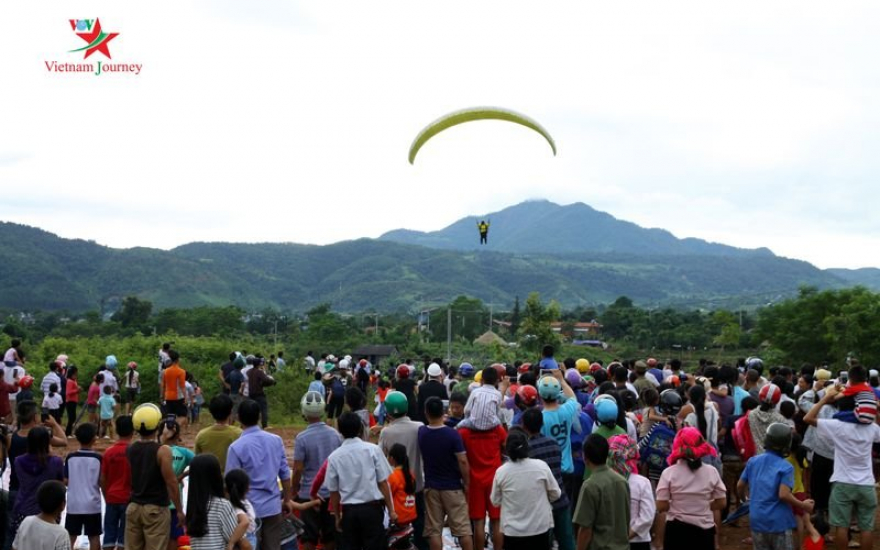Chương trình Festival dù “Bay lên Pu Ta Leng”, thuộc dãy núi Hoàng Liên Sơn thu hút sự quan tâm của đông đảo người dân. Ảnh: truyenhinhdulich.vn